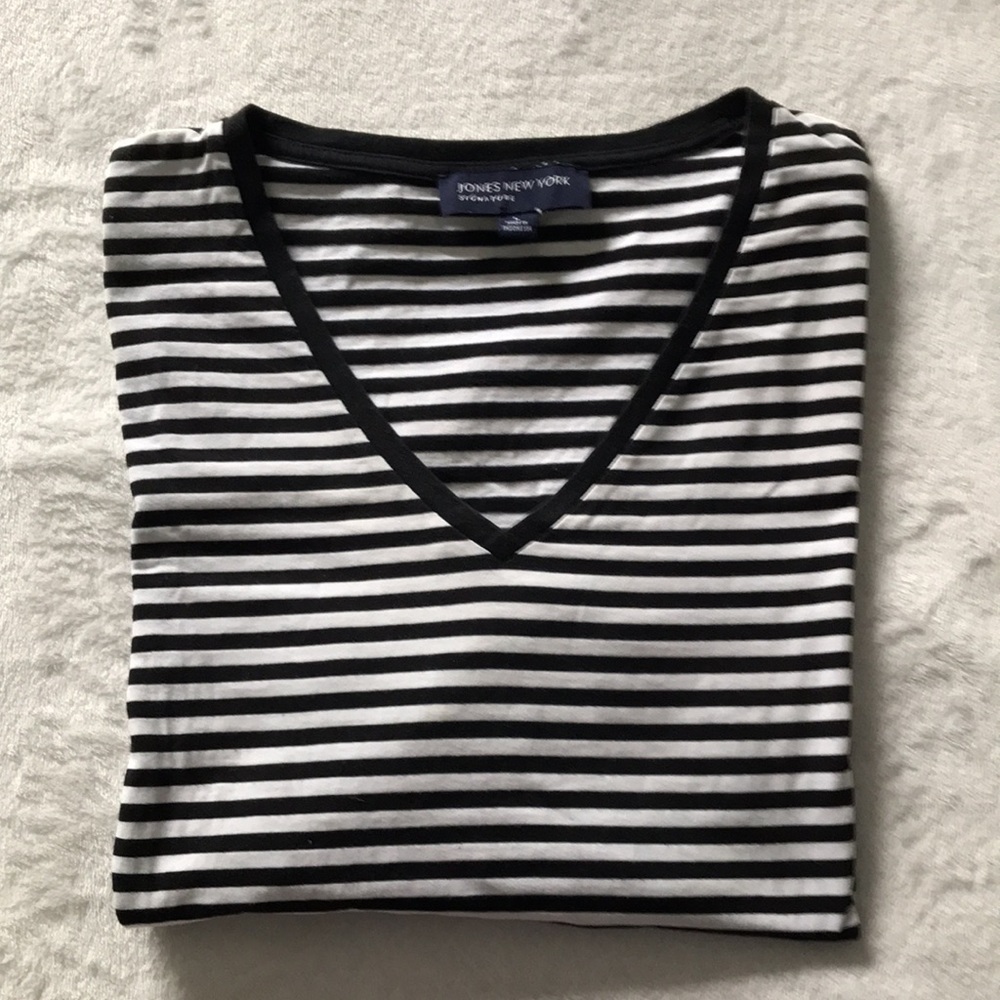 Jones New York v-neck t-shirt